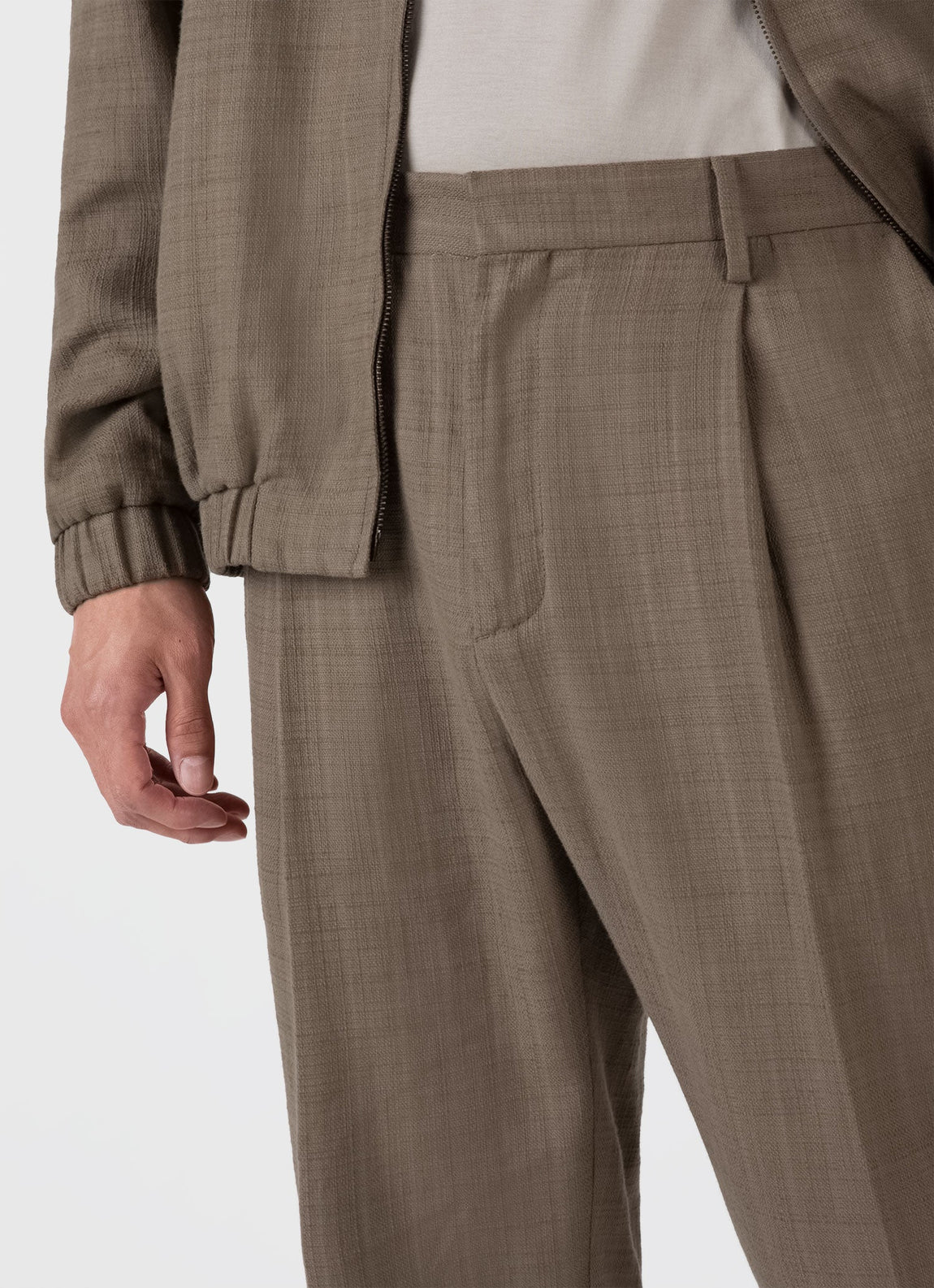 Men's Cotton Raffia Pleat Trouser in Dark Stone